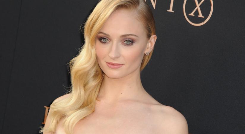 Csillogás, diszkógömbök és egy új korszak kezdete: Ilyen volt Sophie Turner 30. születésnapi bulija