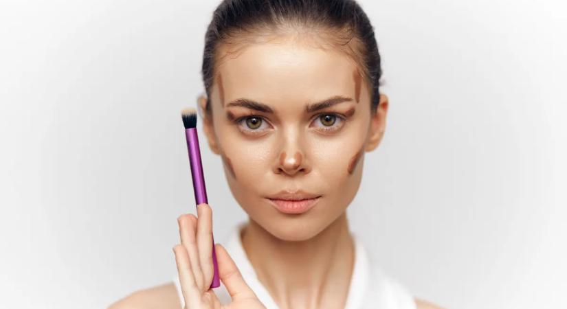 Profi sminkes fedte fel a trükköt – Ezzel az egyszerű sminktippel sokkal karcsúbbnak tűnik az arcod