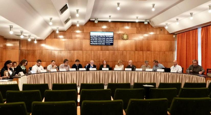 Támogatásról és közbeszerzési eljárásról döntöttek