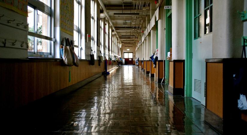 Kiugrott az ablakon egy diák, mert rossz jegyet kapott