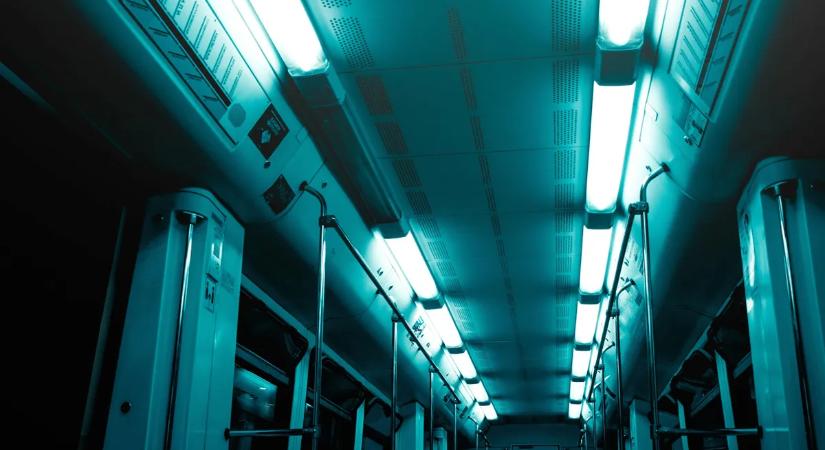 Bárddal raboltak ki egy utast a nyíregyházi vonaton