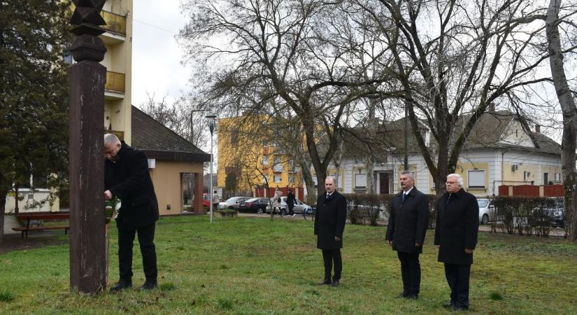 Koszorúzással adóztak a kommunizmus áldozatai előtt Karcagon – galériával