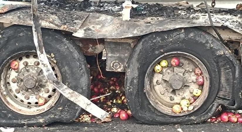Rémisztő pillanatok: menet közben gyulladt ki egy kamion az M3-as autópályán