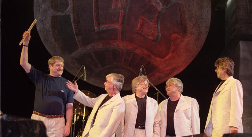 Az ABBA nyomdokain az Illés: jövő áprilisban virtuális koncerten látható a legendás zenekar – Bródy János és Szörényi Levente az első sorból nézi majd 25 évvel fiatalabb önmagát