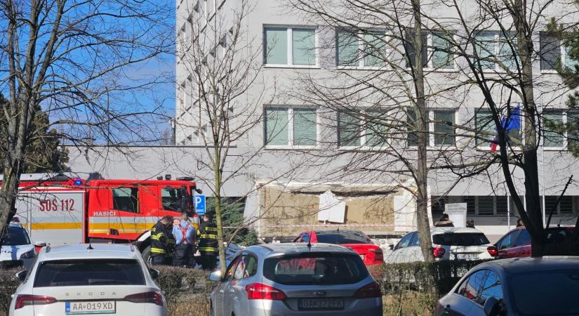 Šutaj Eštok szerint a néhány nappal korábbi földrengés is okozhatta a komáromi tetőomlást