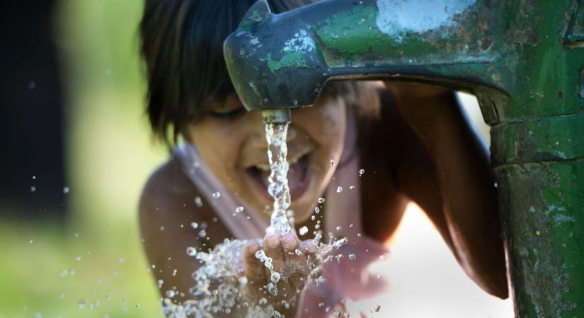 Mérgező örökvegyületeket mutattak ki a vízben a Duna menti gyárak körül, Karácsony Gergely szerint Budapesten biztonságosan fogyasztható az ivóvíz