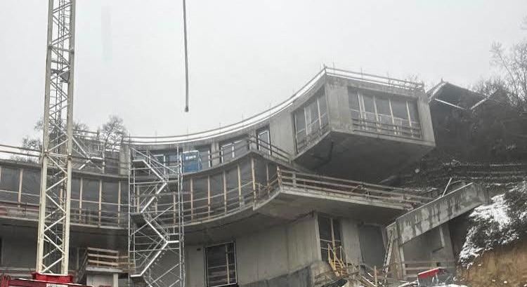 Milliárdokból épít lebegő nappalis villát Orbán kedvenc reklámguruja