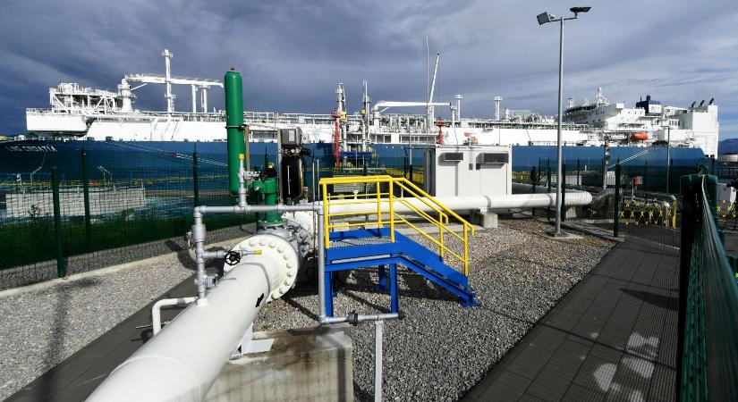 Már pakolják a magyar kőolajszállítmányt a horvátországi kikötőben