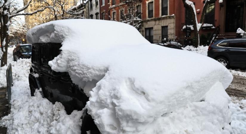 New Yorkba még nem érkezett meg a tavasz, több mint egy méter hó esett