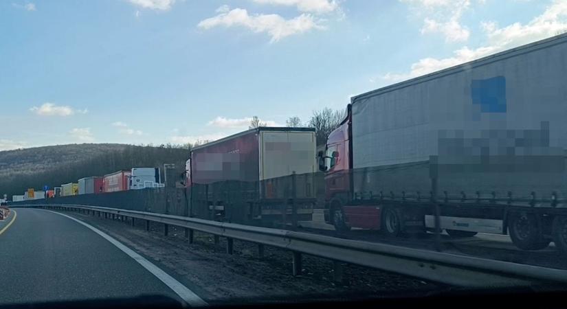 Óriási kamionsor az M1-esen, videón a több kilométeres dugó