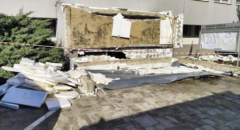 A hétvégi földrengés is okozhatta a révkomáromi járási hivatal beomlását, amelyben egy ember meghalt