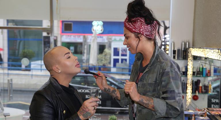 A plasztikai műtétek rabja lett, emiatt veszítette életét a szájfeltöltés királya