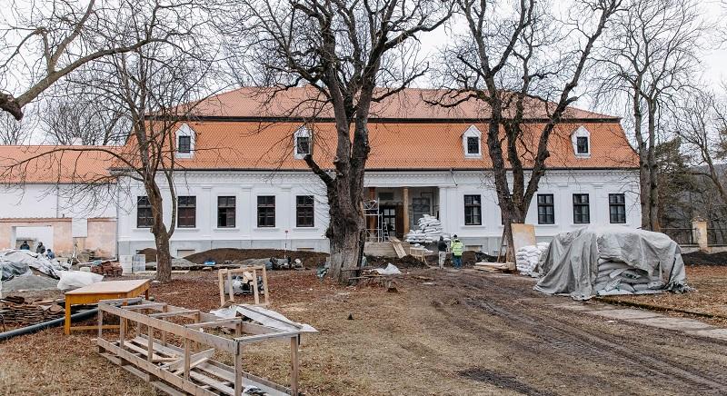 Kastélyból lovas központ: idén nyit a felújított oltszemi Mikó-kastély