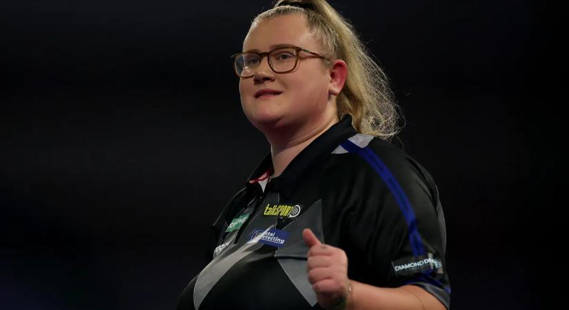 Történelmi kilencnyilast dobott a legjobb női dartsos – videó