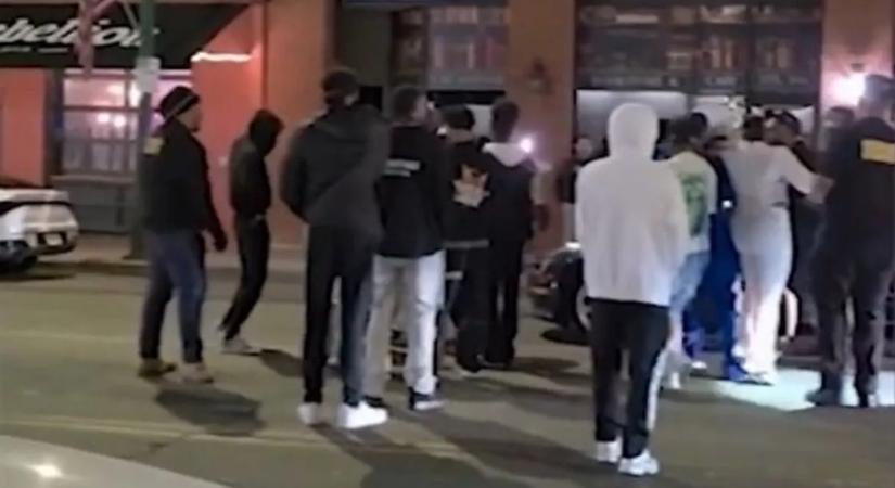 Pánik és káosz egy bár előtt: tömegbe hajtott egy teslás, majd lövések dördültek – videó