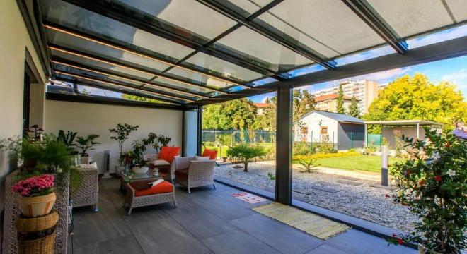 Az üvegtetők előnyei: hogyan hozhatják közelebb a természetet otthonához