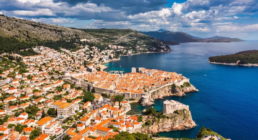 Veszély fenyegeti a magyarok kedvenc üdülőhelyét: örökre eltűnhet a történelmi város?