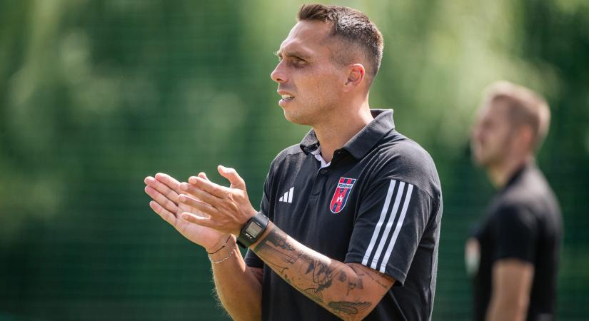 Edzőváltás a bajnokesélyes csapatnál: kupagyőztes tréner ül le a kispadra