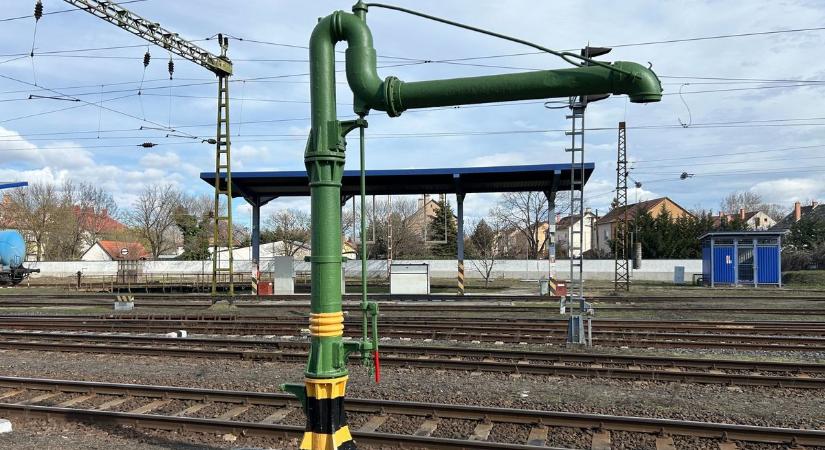 Óriási fúrt kút és ma is álló vízdaru segítette a gőzmozdonyok üzemelését Kecskeméten – fotók, videó