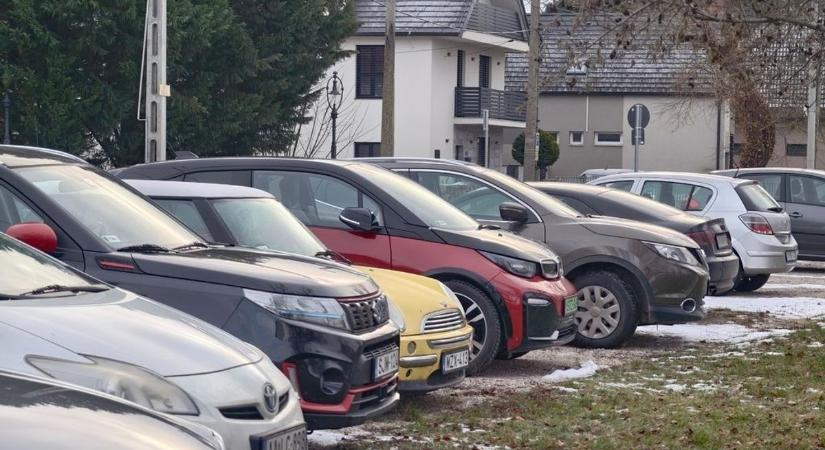 Megoldódhat a belvárosi parkolási káosz? Már a teszteli az új rendszert a nagyáruház