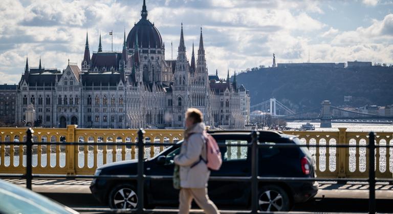 Felvett 1,2 milliárd dollárnyi új adósságot a magyar állam