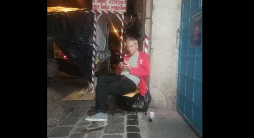 Kenyérmaradékot, maradék gyógyszert is elfogad! – Demszky jól láthatóan kezd teljesen szétesni