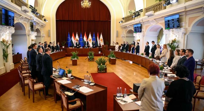 Választási lázban égett a Fővárosi Közgyűlés, szó volt az ingyen sörről, és a Tisza ajándékot kapott a Fidesztől