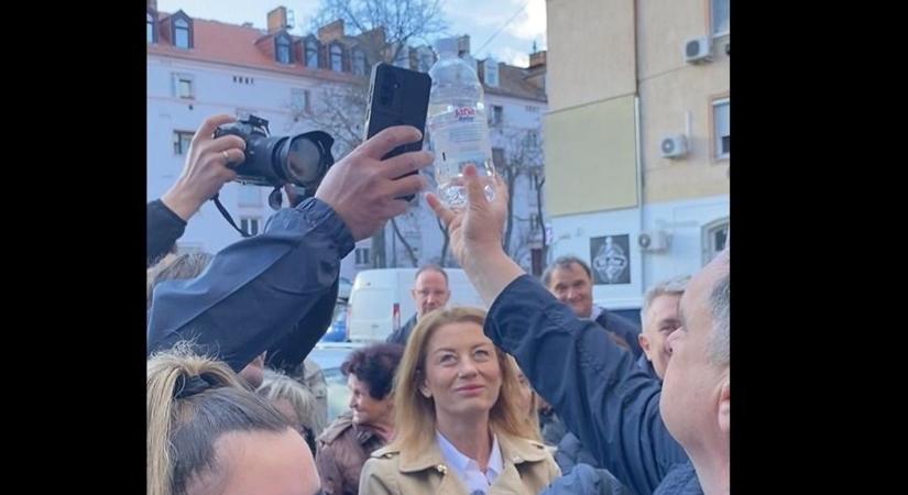 Válogatás nélkül lökdösték, inzultálták a Tisza Párt pécsi fórumán az újságírókat – VIDEÓ