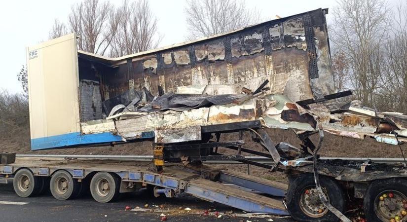 Hatalmas lángok - Teljes terjedelmében égett egy kamion az M3-ason