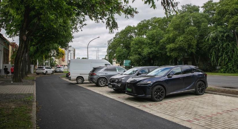 Fogy az idő! Ha nem figyelsz, könnyen megbüntethet a parkolóőr Debrecenben