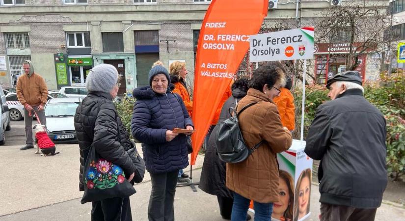 Fideszes aktivistára támadt a plakátrongáló tiszás Budapesten (videó)