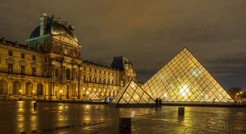 Csalás, ékszerrablás: Macron kirúgta a Louvre igazgatónőjét