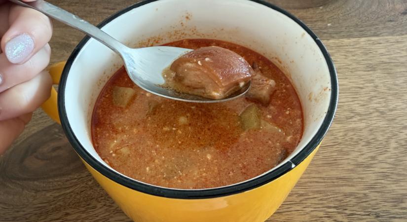 A férjem Amerikában élő unokatestvére szó szerint rosszul lett, amikor meglátta, mi úszkál a gulyáslevesünkben