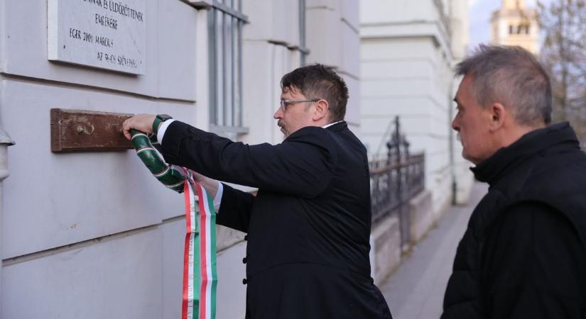 „A kommunizmus áldozatait nem feledhetjük” - megemlékezett a Mi Hazánk Egerben