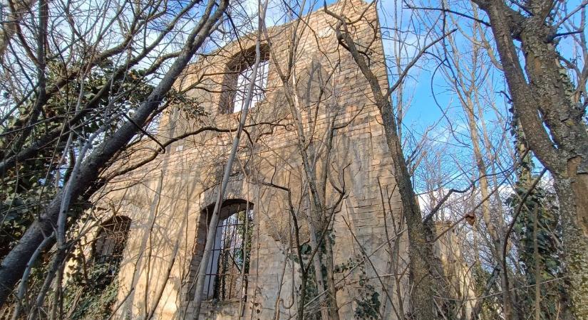 Urbex-célpont a kisváros peremén: pusztulóban a leégett malom romjai– galériával!