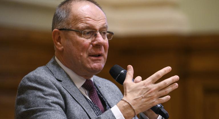 Navracsics Tibor ismertette az önkormányzati törvény módosításának forgatókönyvét