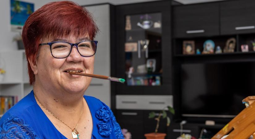 "Szájjal, lábbal is meg tudom festeni" – szívszorító tárlat nyílt Kőbányán, sztrókkal és mozgássérüléssel élők ünnepelték a művészetet