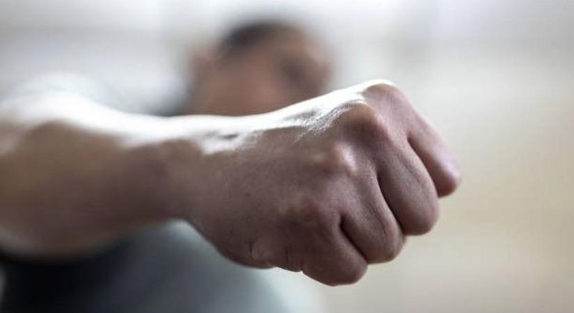 A fejét ütötték és rugdosták azt a Fidesz aktivistát, aki számon kért egy plakátrongálót