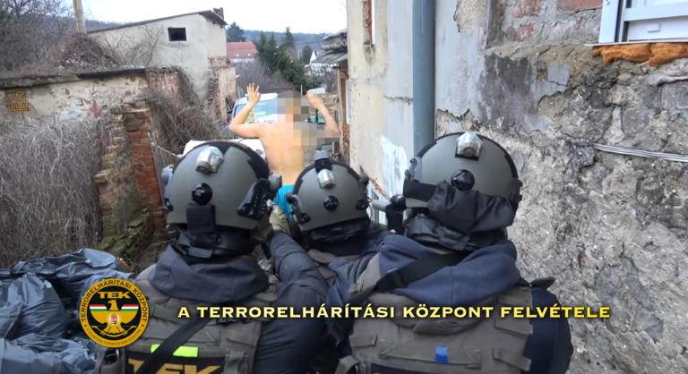 Berakták egy kocsiba és pokrócot húztak a fejére: elraboltak egy férfit Pécsett