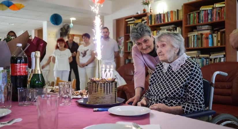100 évesen is csillog a tekintete, nagy ajándékot kapott az élettől Szolnok egyik legidősebb lakója