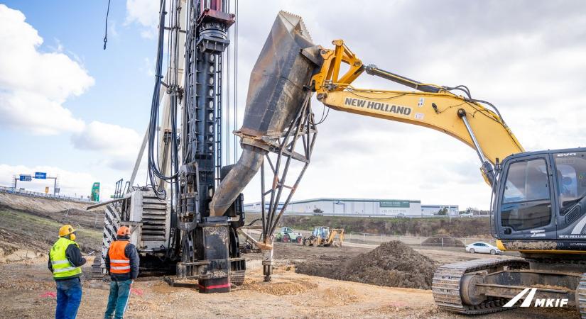 „A Transformersből érkezett” óriás dolgozik az M1-es autópálya mentén