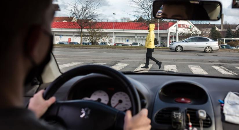 Akár meg is büntethetnek, ha nem ismered ezeket az autós jelzéseket