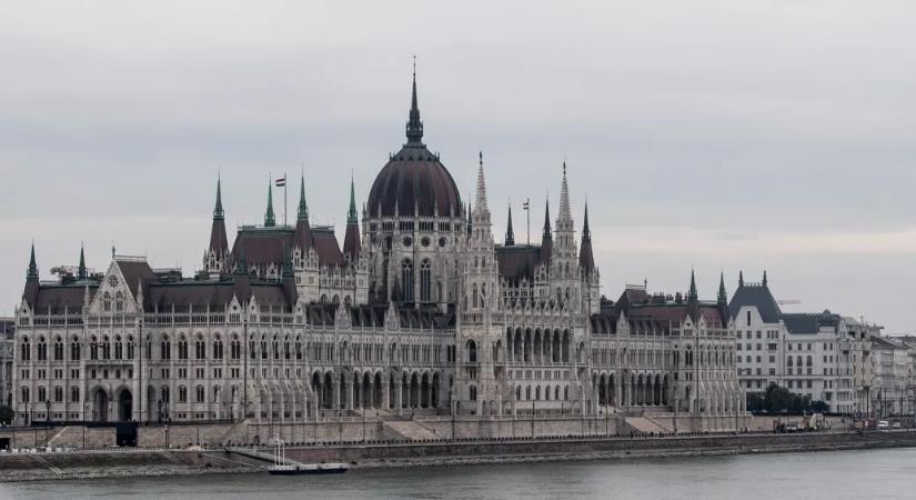 Közel 400 milliárd forintnyi dolláralapú hitelt vett fel a magyar állam