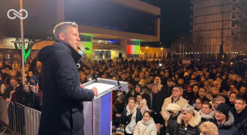 Magyar azt üzente Orbánnak, hogy ne próbálkozzanak önmerényletekkel, kék-sárgára festett drónberepülésekkel, mert mindenki tudni fogja, hogy miről van szó