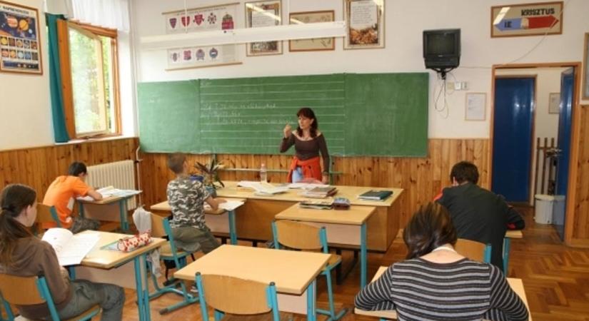 Jó hír! A választások előtt 150 ezer forint ingyenpénzt kapnak a kormánytól a pedagógusok