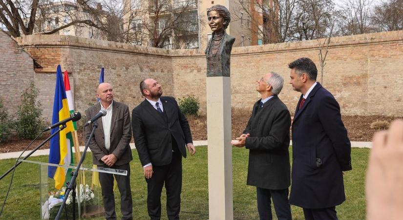 Tízezer dollárért állítottak szobrot annak az ukrán költőnek, akinek semmilyen köze nincs Magyarországhoz