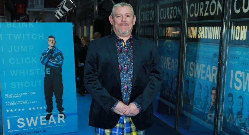 „Ilyenkor azt kívánod, bárcsak elnyelne a föld” – ki az a Tourette-aktivista, akit a királynő is kitüntetett, most meg miatta áll a bál a BAFTA körül?