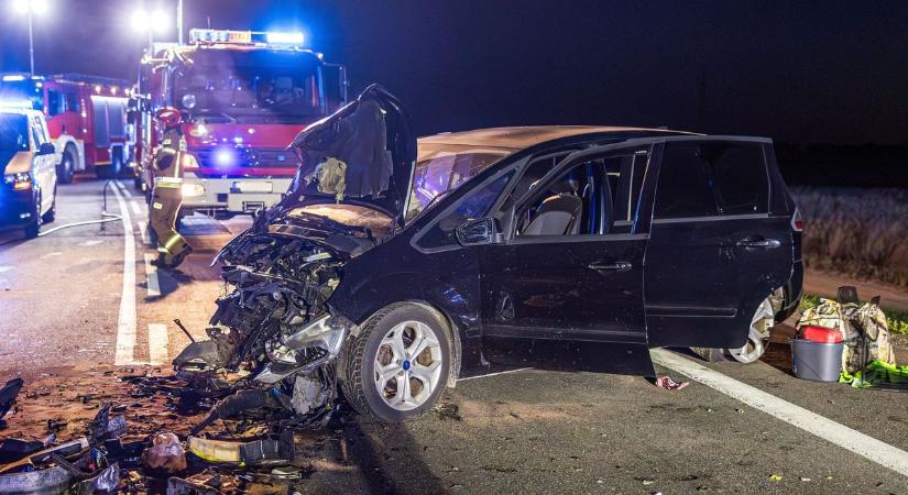 Teljes az útzár Cserkeszőlőnél, kamion és személyautó csapódott egymásba az M44-esen