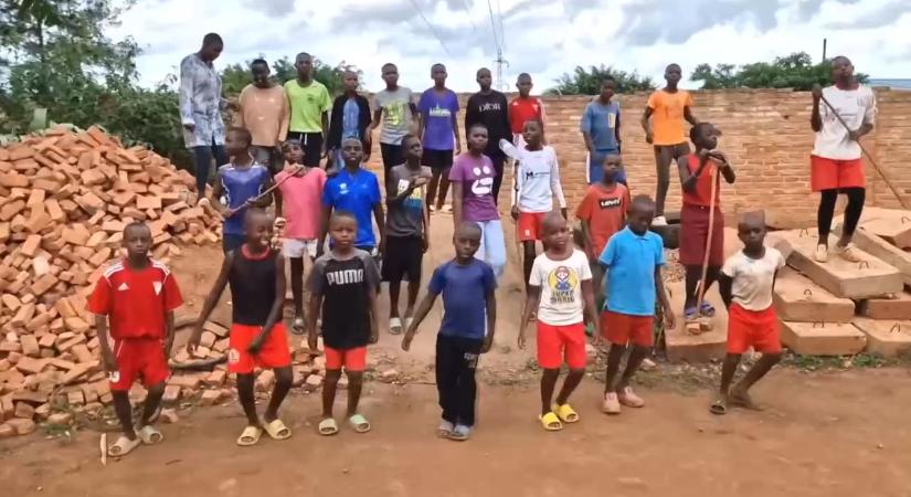 „Pityeregtem” – Laár András könnyekig hatódott a saját dalát éneklő ruandai gyerekektől