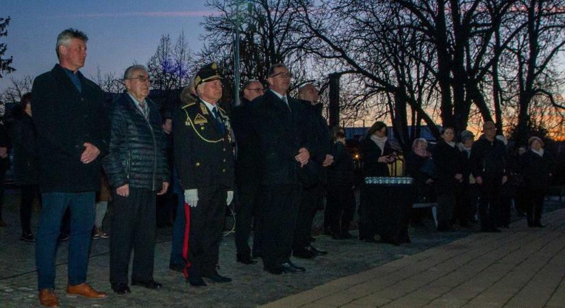 A kommunizmus áldozataira emlékeztek Hevesen – fotóalbummal